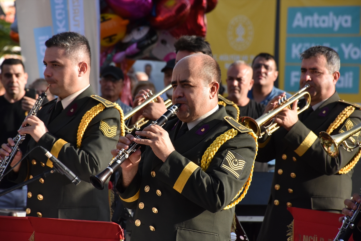 Antalya Kültür Yolu Festivali'nde askeri bando konser verdi