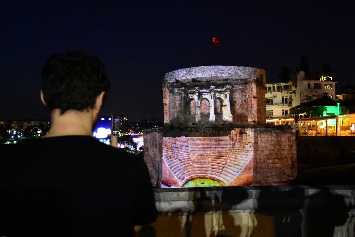 Antalya Kültür Yolu Festivali'nde dijital enstalasyon sergisi Hıdırlık Kulesi'ne yansıtıldı