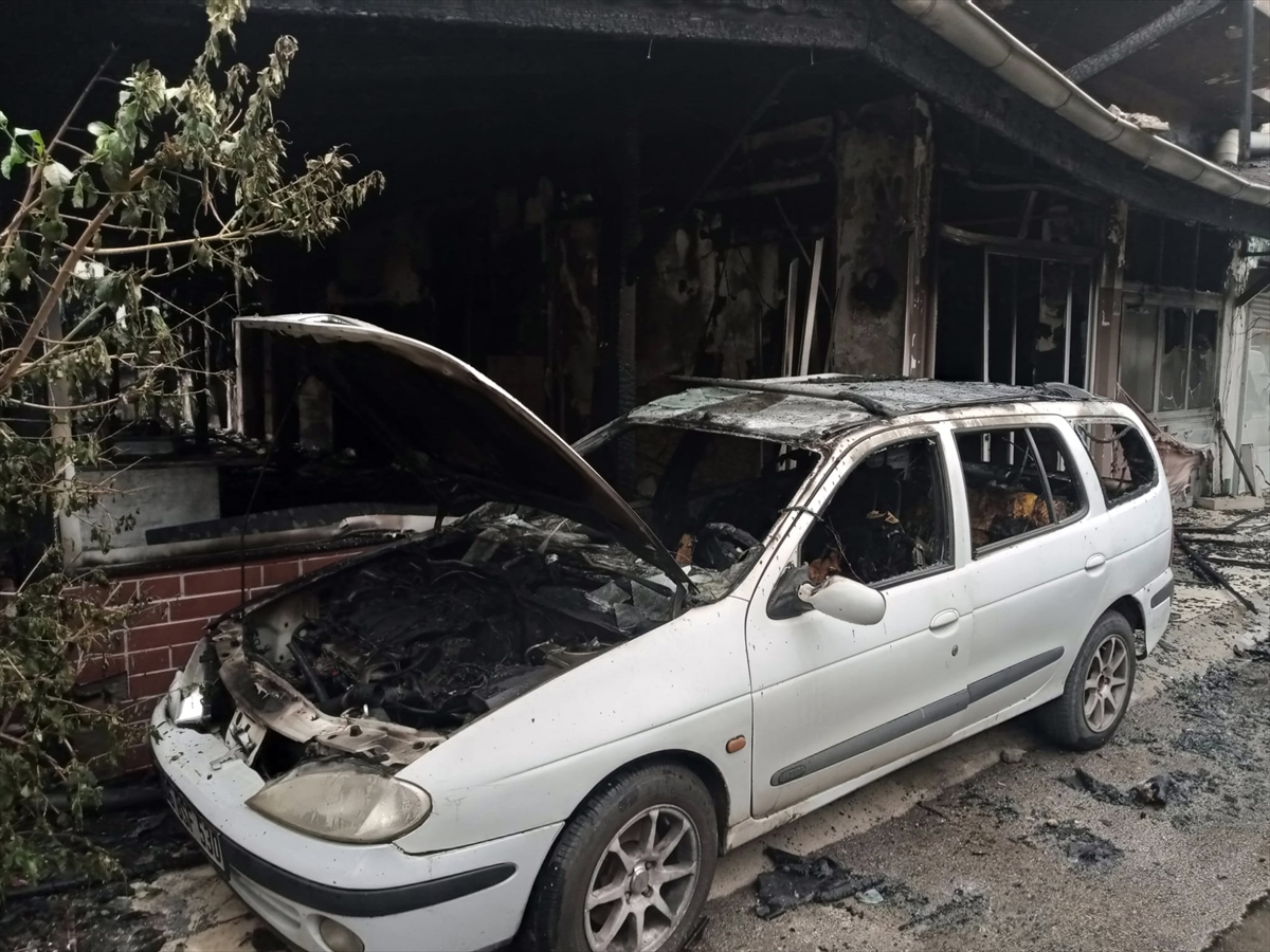 Antalya'da boş binada çıkan yangın itfaiye ekiplerince söndürüldü