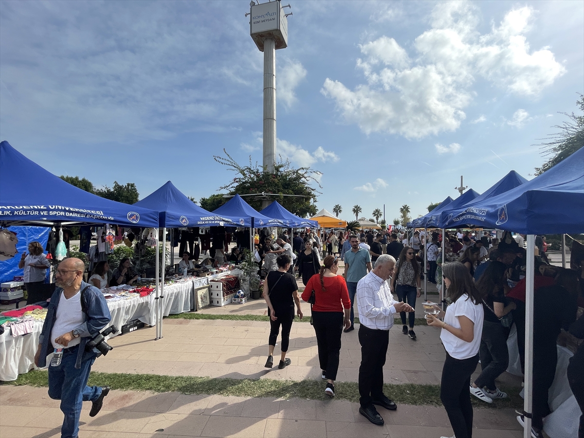 Antalya'da emniyet teşkilatı üniversite öğrencileri için kermes yaptı