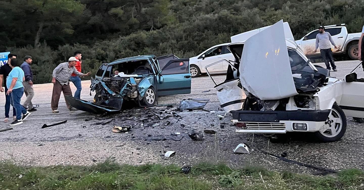 Antalya'da iki otomobil çarpıştı, 1 çocuk öldü, 8 kişi yaralandı