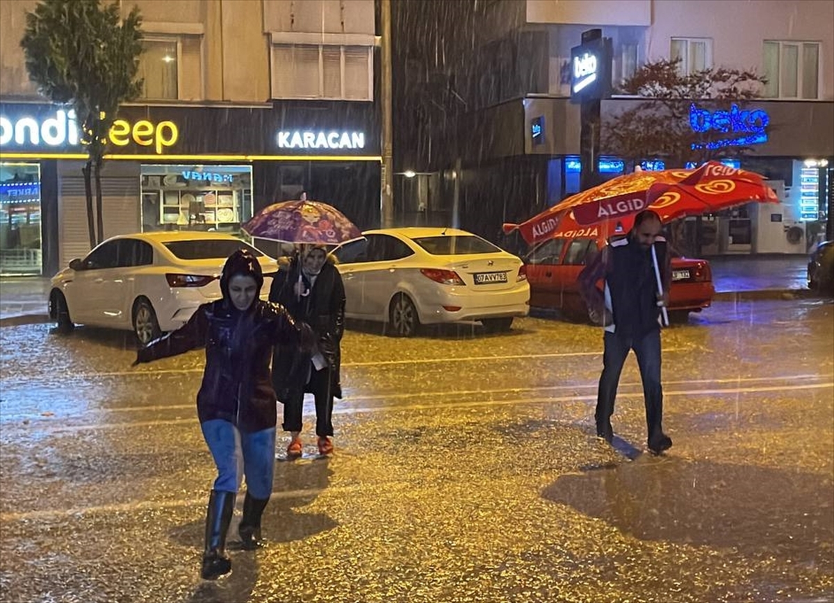 GÜNCELLEME – Antalya'da sağanak etkili oluyor