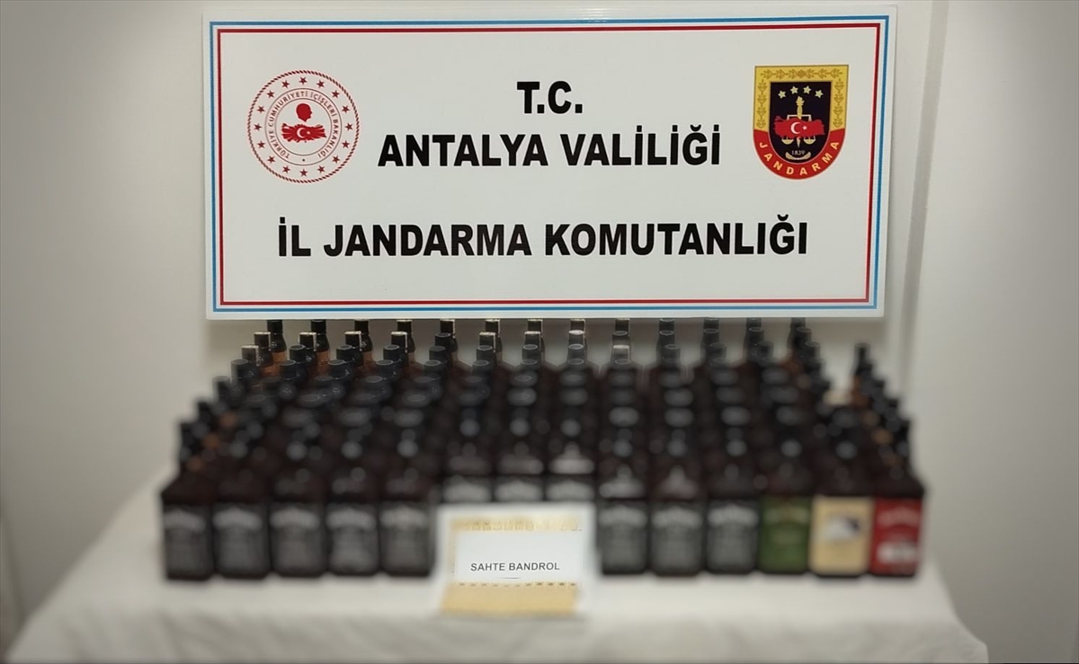 Antalya'da yolcu otobüsünde 93 litre kaçak içki ele geçirildi