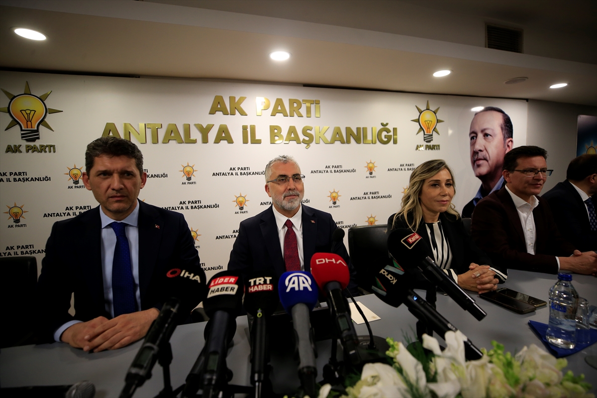 Bakan Işıkhan, AK Parti Antalya İl Başkanlığı'nda konuştu: