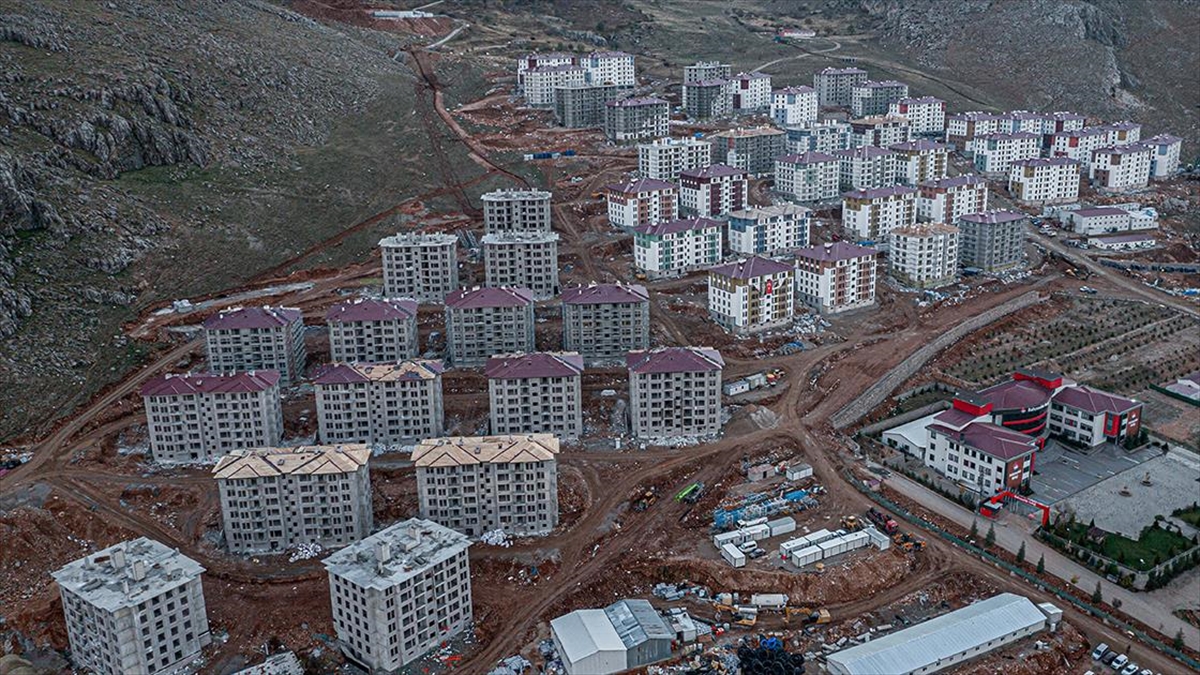 Depremin merkez üssü Elbistan'da yükselen afet konutları havadan görüntülendi