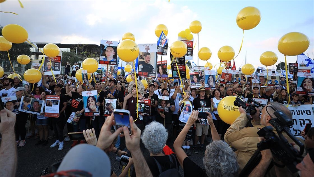 Gazze'deki İsrailli esirlerin aileleri, Batı Kudüs'te Netanyahu'nun ofisi önünde toplandı