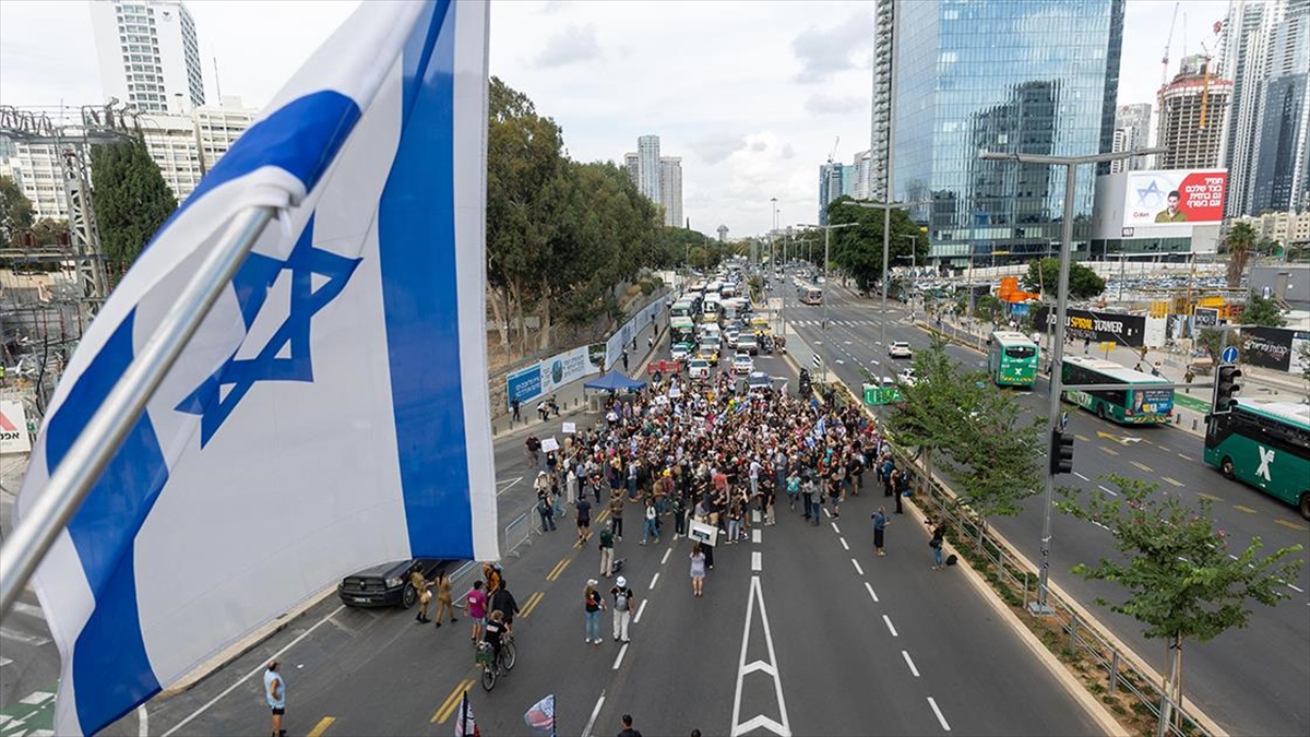 Gazze’deki İsrailli esirlerin aileleri, esir takası talebiyle Tel Aviv’den Batı Kudüs’e yürüyor