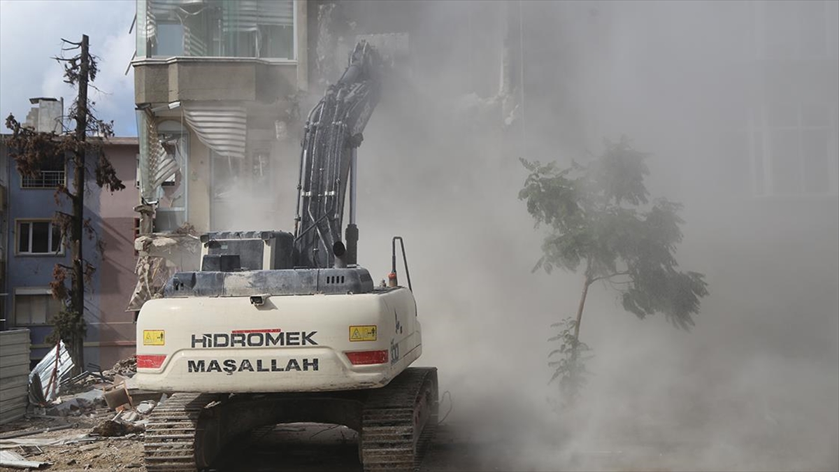 Hatay'da ağır hasarlı 5 bina kontrollü yıkıldı