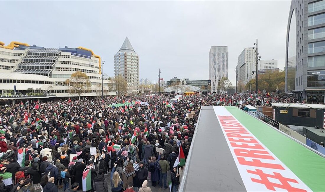 Hollanda'nın Rotterdam kentinde binlerce