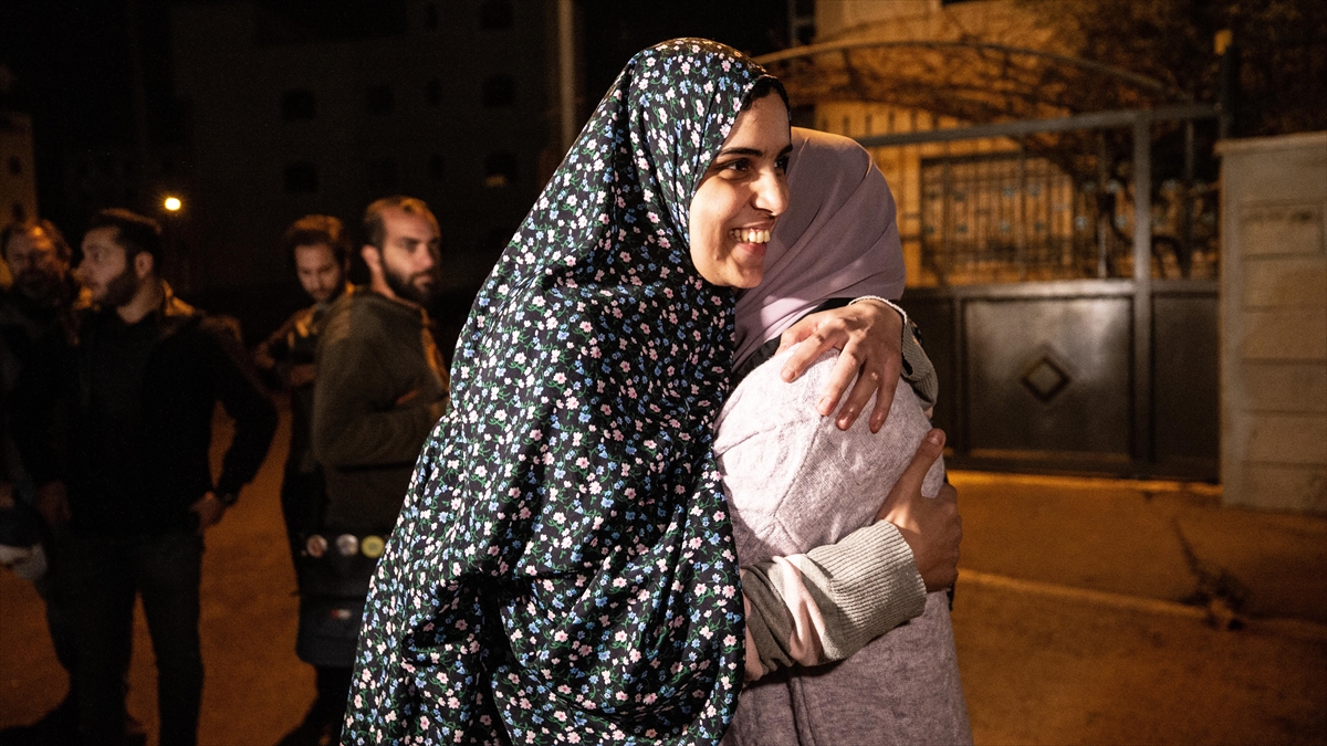 İsrail hapishanelerinden serbest bırakılan Filistinli kadınlar: Serbest bırakılmamız şehitlerimizin kanıyla oldu