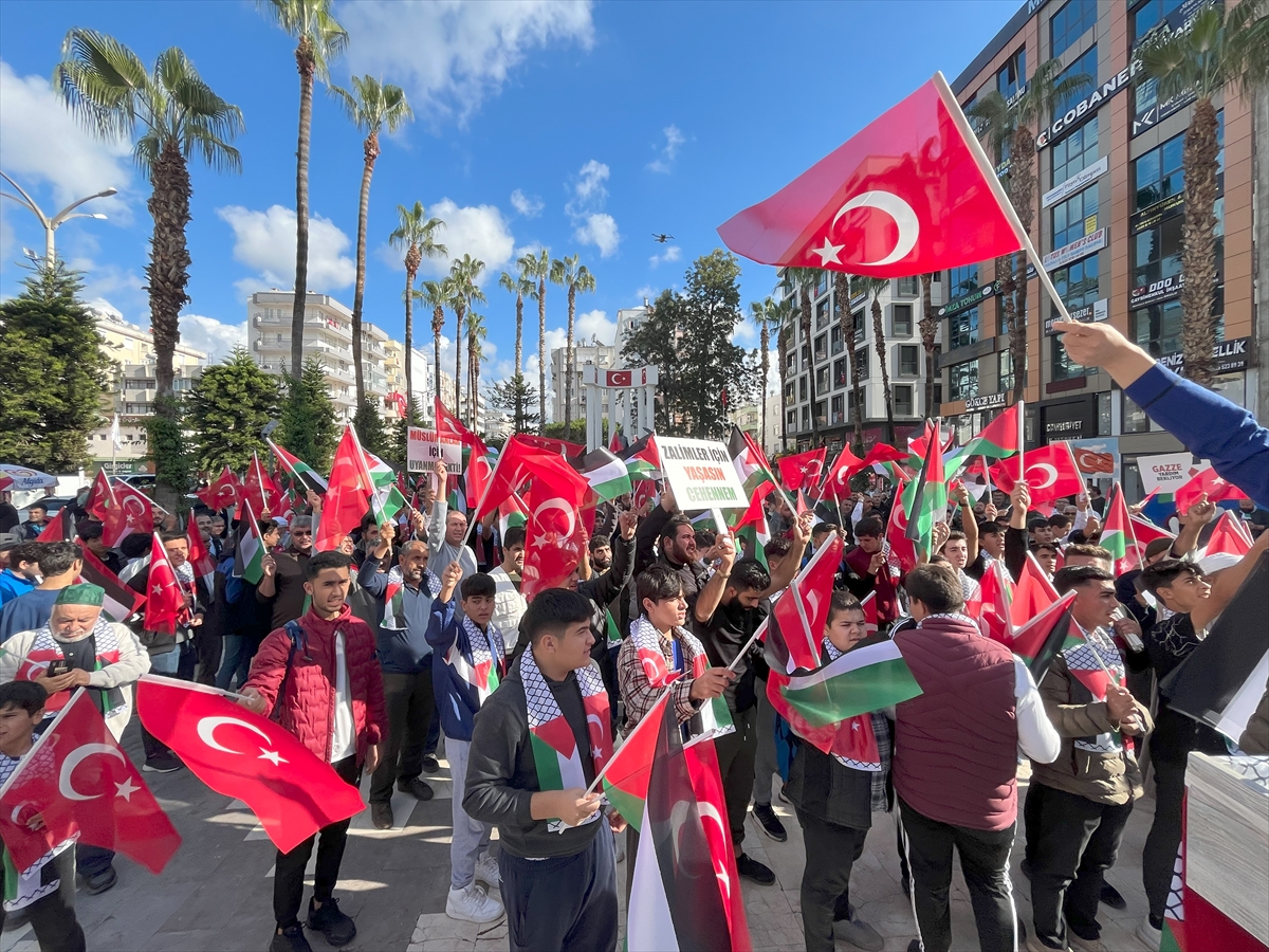 İsrail'in Gazze'ye yönelik saldırıları Antalya'da protesto edildi