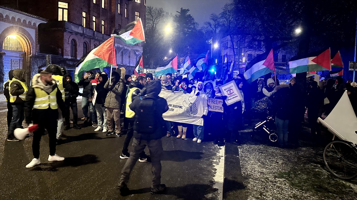 İsveç'teki ABD ve İsrail Büyükelçiliği önünde İsrail'in Gazze'ye yönelik saldırıları protesto edildi