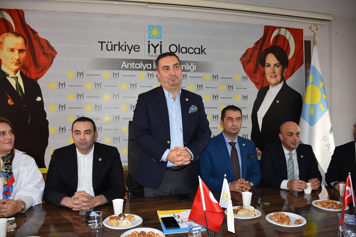 İYİ Parti'li Burak Akburak, Antalya'da konuştu: