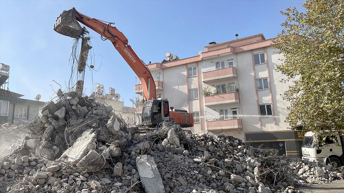 Kahramanmaraş'ta ağır hasarlı binaların yıkımı sürüyor