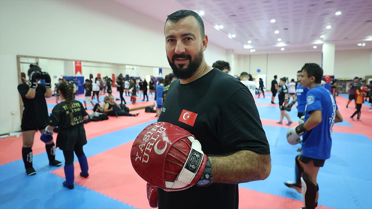 Kick boks ve muaythai branşında şampiyonlar yetiştiriyor