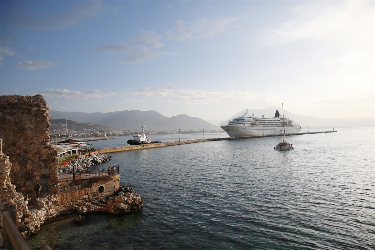 Kruvaziyer “Amadea” Alanya Limanı'na demirledi