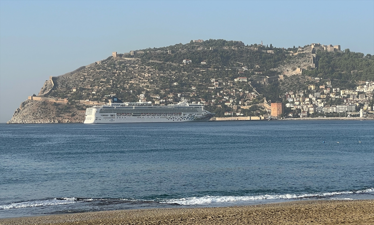 Kruvaziyer “Norwegian Gem” Alanya Limanı'na demirledi