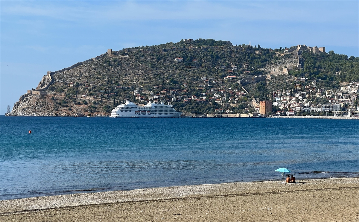 Kruvaziyer “Seven Seas Navigator” Alanya Limanı'na demirledi