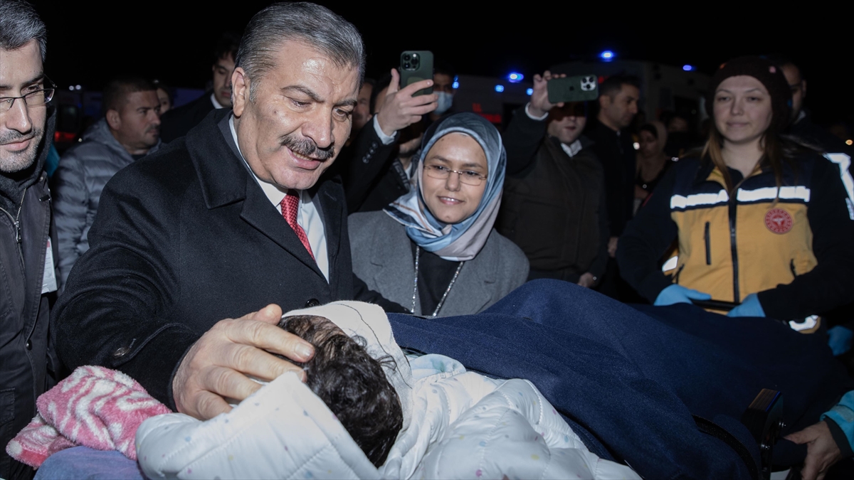 Sağlık Bakanı Koca Türkiye'ye getirilen Gazzeli hastaları havaalanında karşıladı