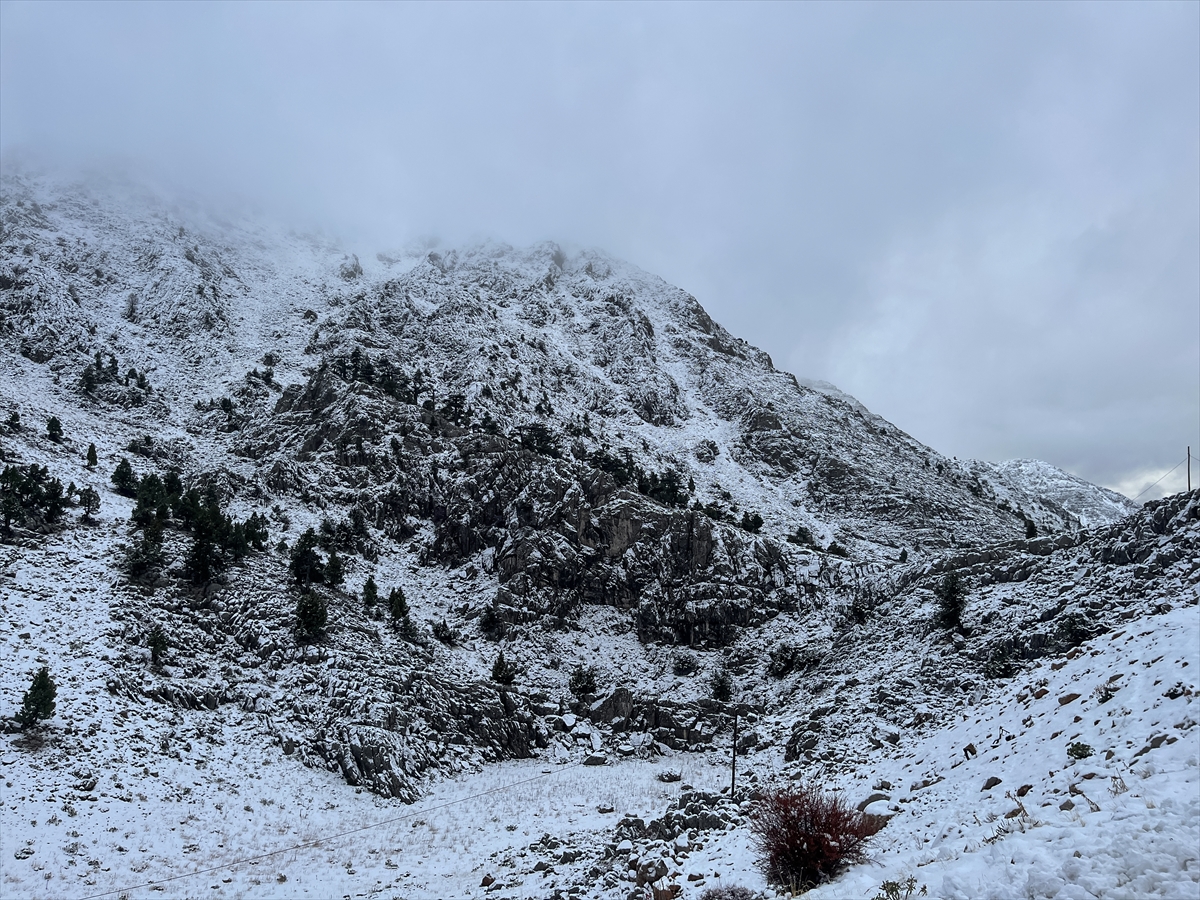 1825 metre rakımlı Alacabel'e mevsimin ilk karı yağdı