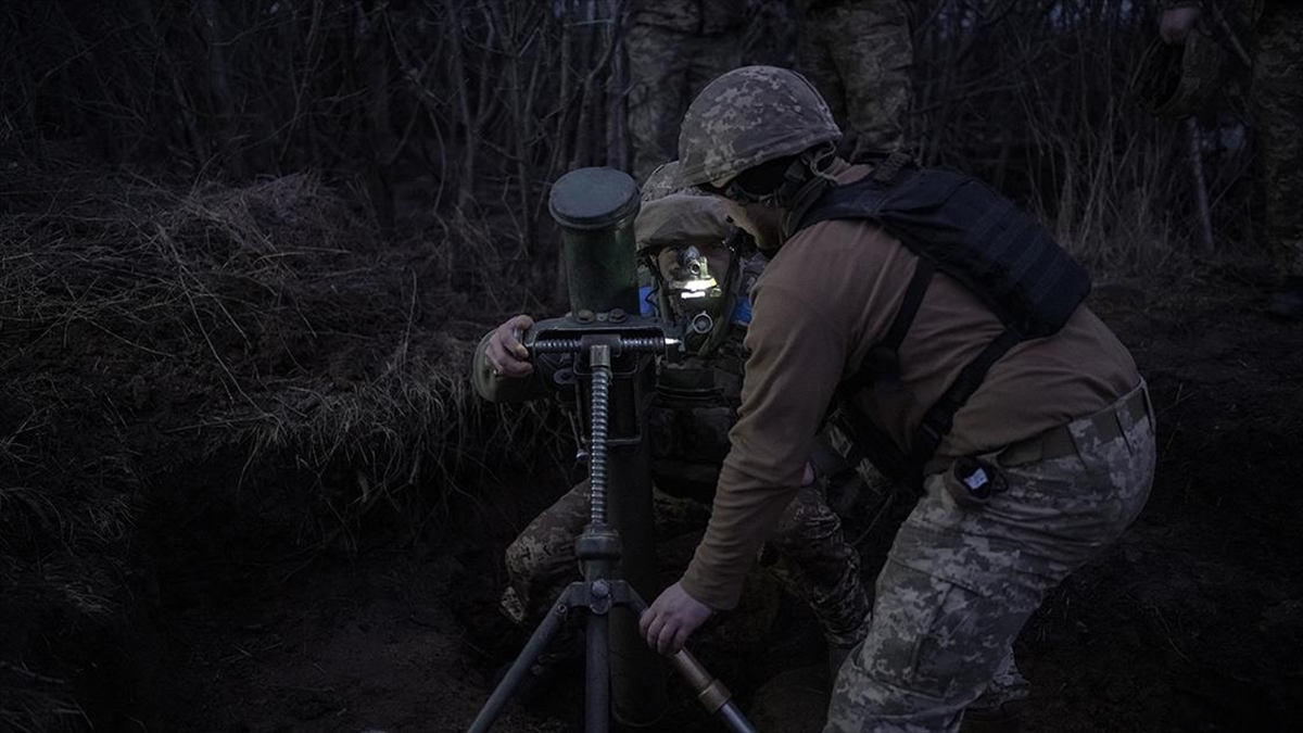 AA, Zaporijya cephesinde Rus mevzilerine kısa mesafeden atış yapan Ukraynalı havan birliklerini görüntüledi