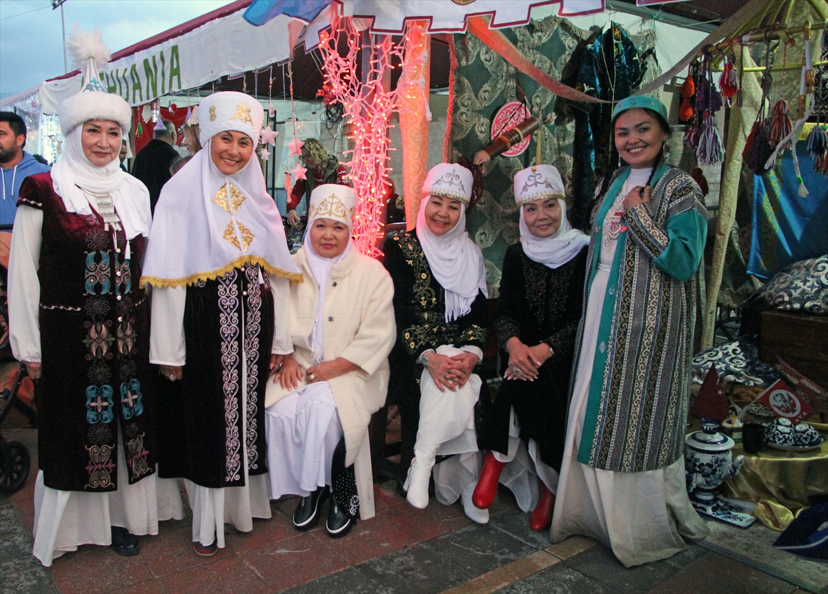 Alanya'da düzenlenen 13. Uluslararası Yeni Yıl Pazarı başladı