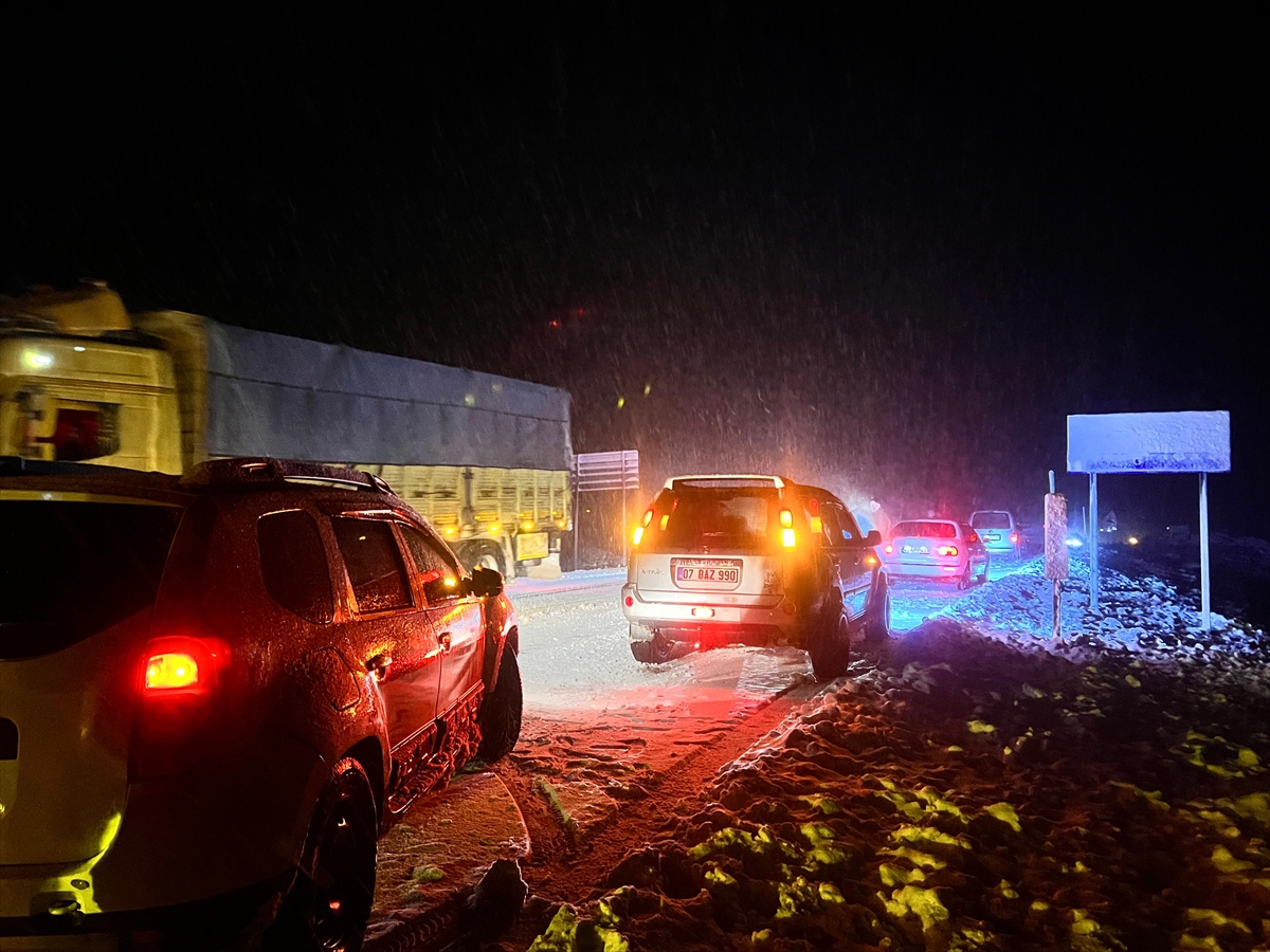 Antalya-Konya kara yolu kar nedeniyle tır ve kamyon geçişine kapatıldı