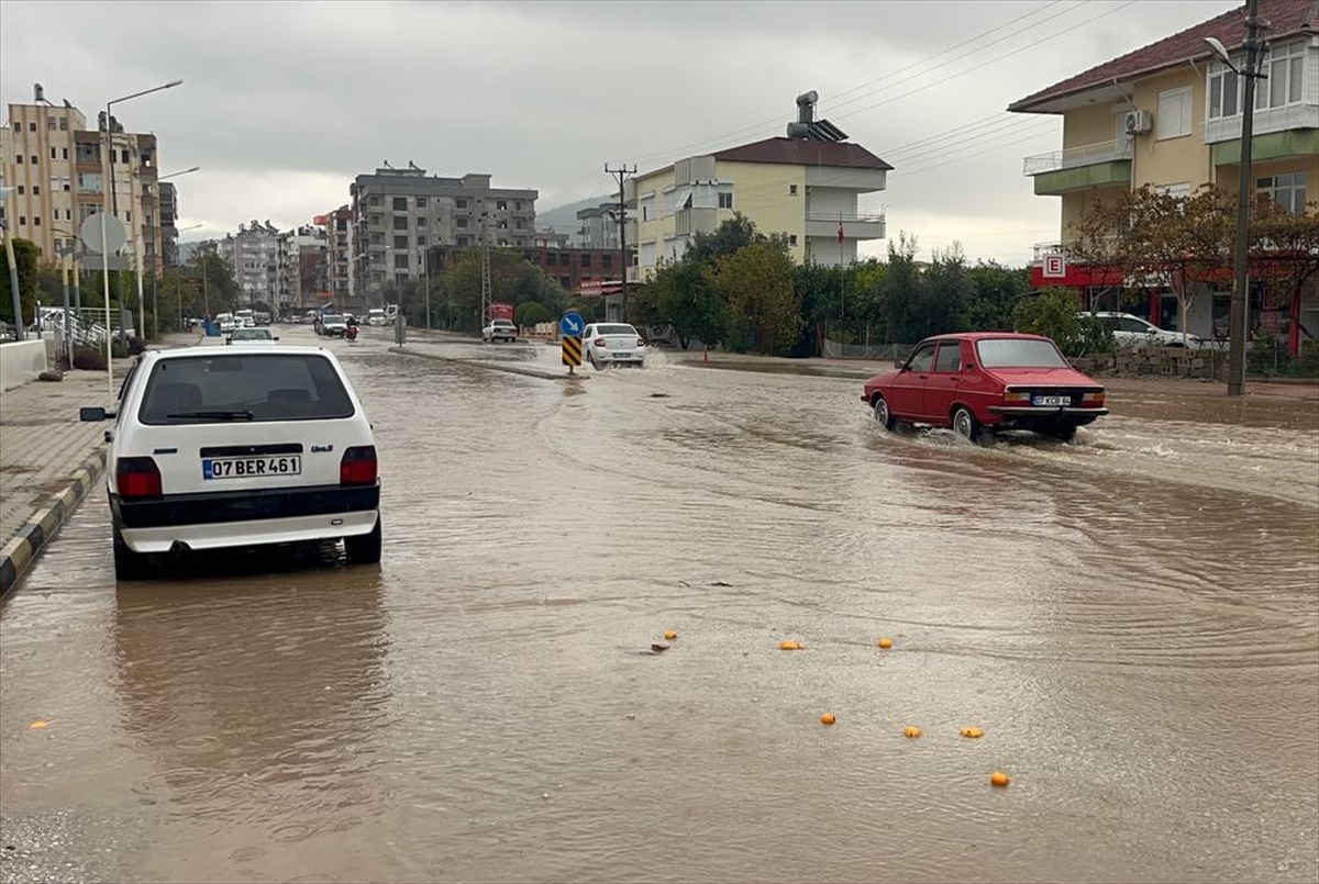 Antalya Kumluca'da sağanak hayatı olumsuz etkiledi