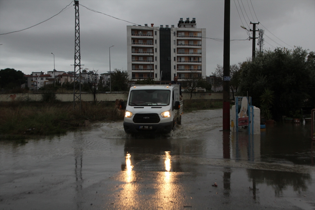 Antalya Serik'te sağanak hayatı olumsuz etkiledi