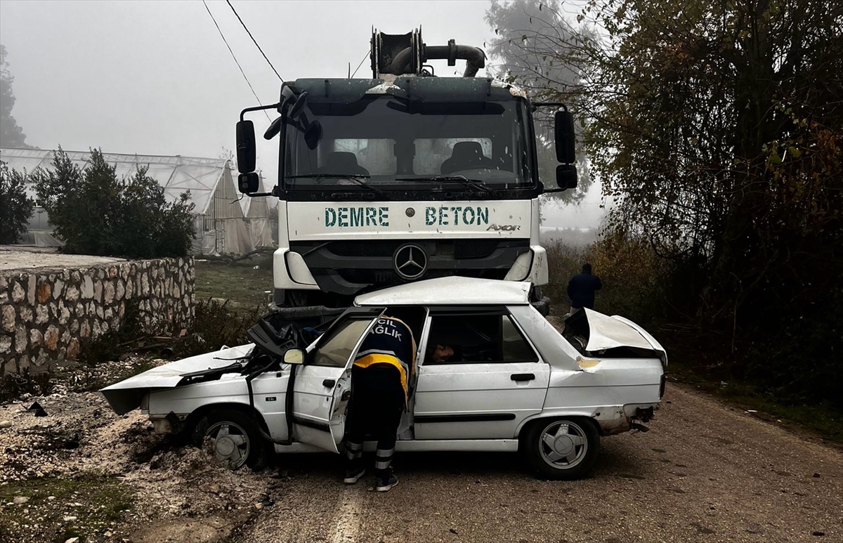 Antalya'da beton pompası aracıyla çarpışan otomobildeki anne ile oğlu öldü