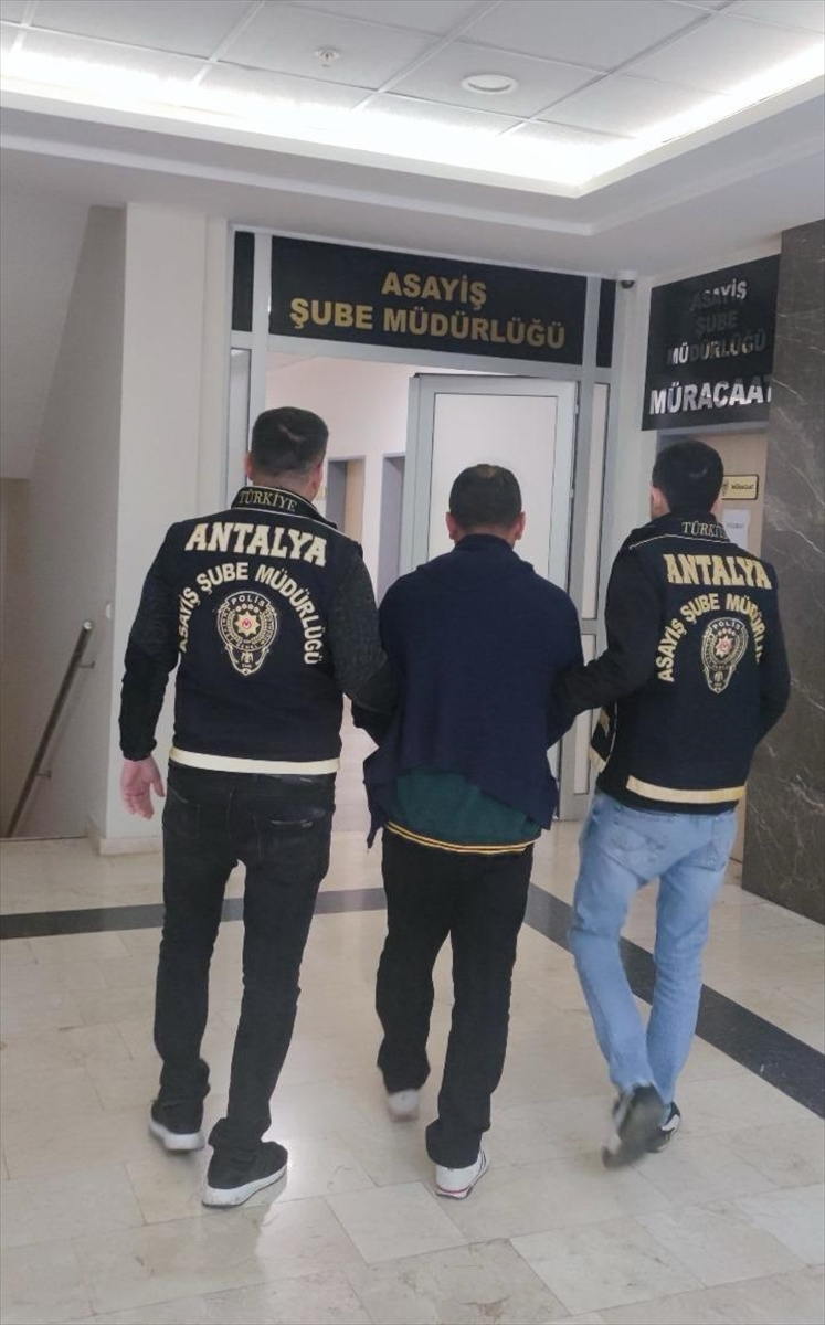 Antalya'da çeşitli suçlardan aranan bir zanlı tutuklandı