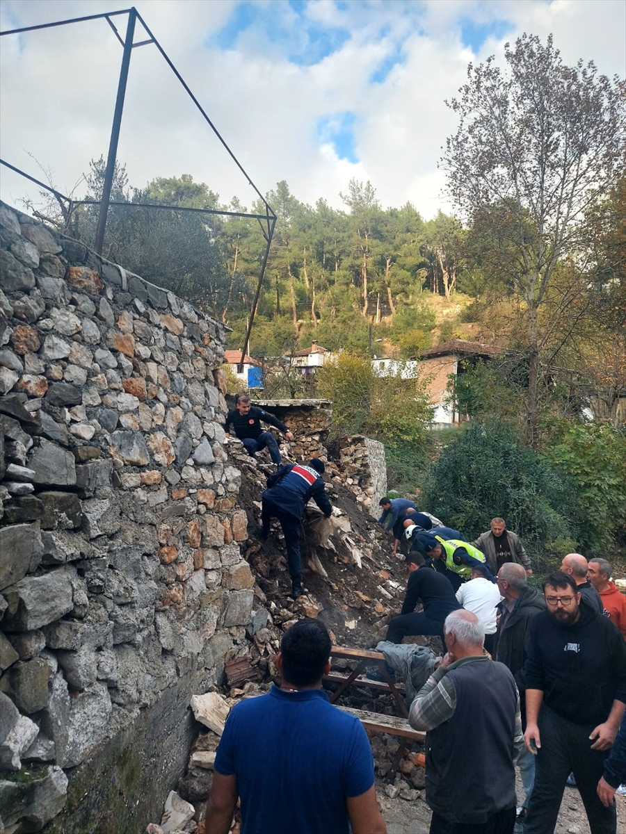 Antalya'da çöken istinat duvarı altında kalan çocuk öldü