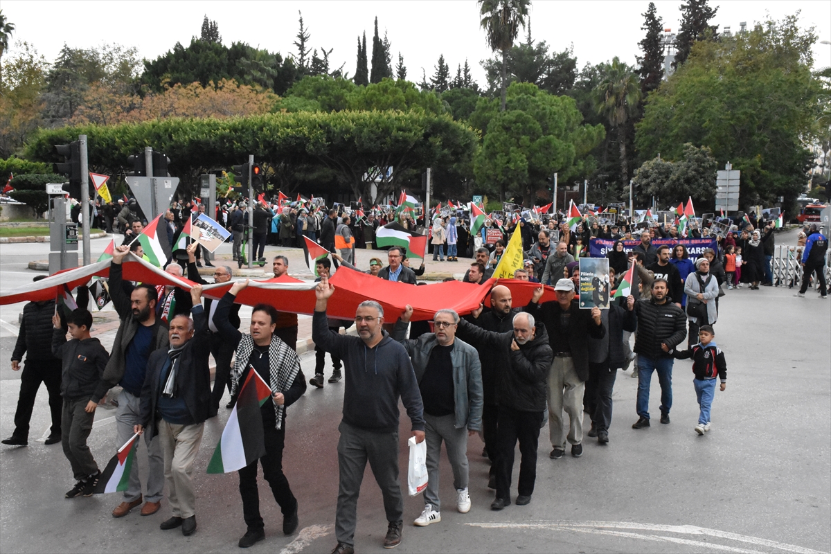 Antalya'da İsrail'in Gazze'ye yönelik saldırıları protesto edildi