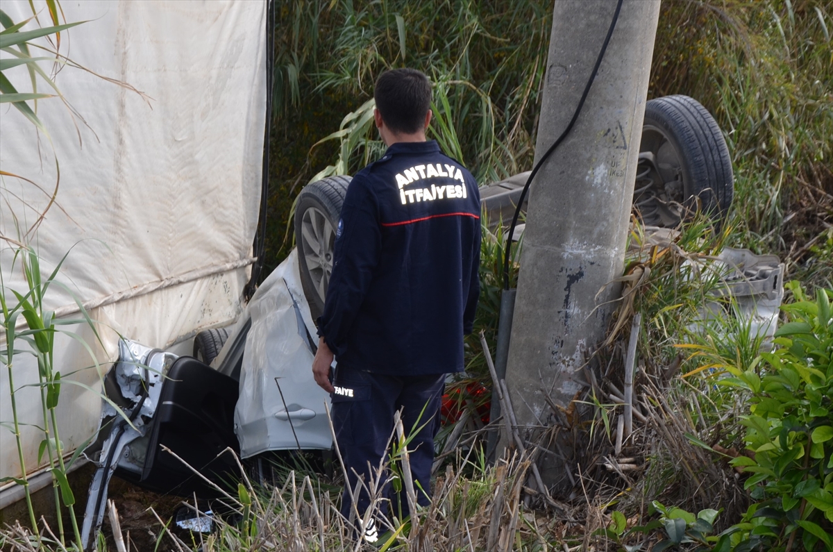 Antalya'da şarampole devrilen otomobili kullanan genç öldü