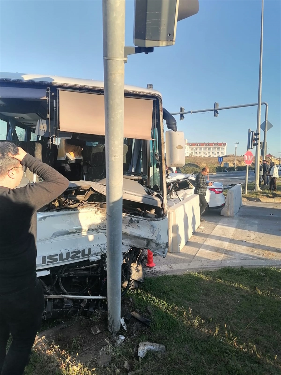 Antalya'da servis midibüsü ile otomobil çarpıştı, 2 kişi öldü, 13 kişi yaralandı