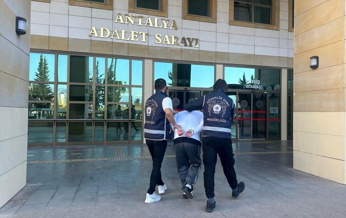 Antalya'da sosyal medyadan hakaret içerikli paylaşımlar yapan şüpheli yakalandı