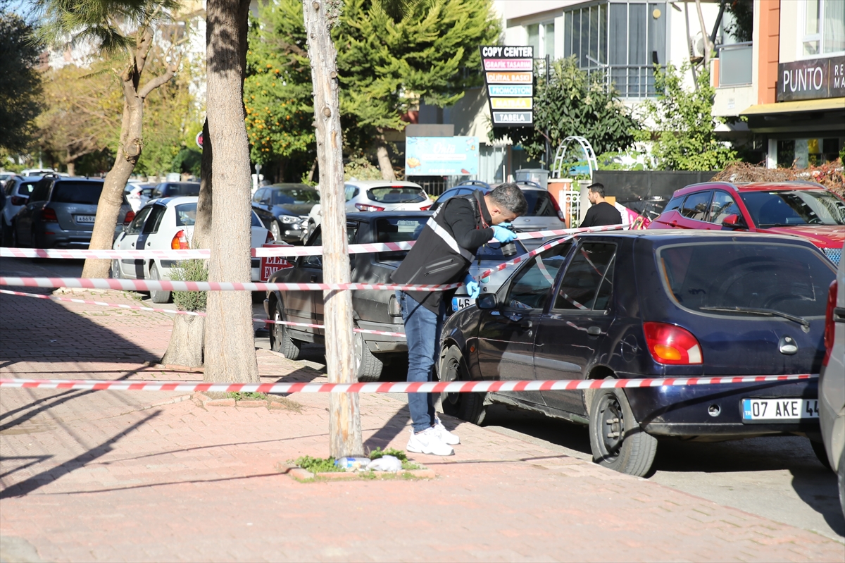 Antalya'da yürürken düşerek başını park halindeki otomobile çarpan kişi öldü