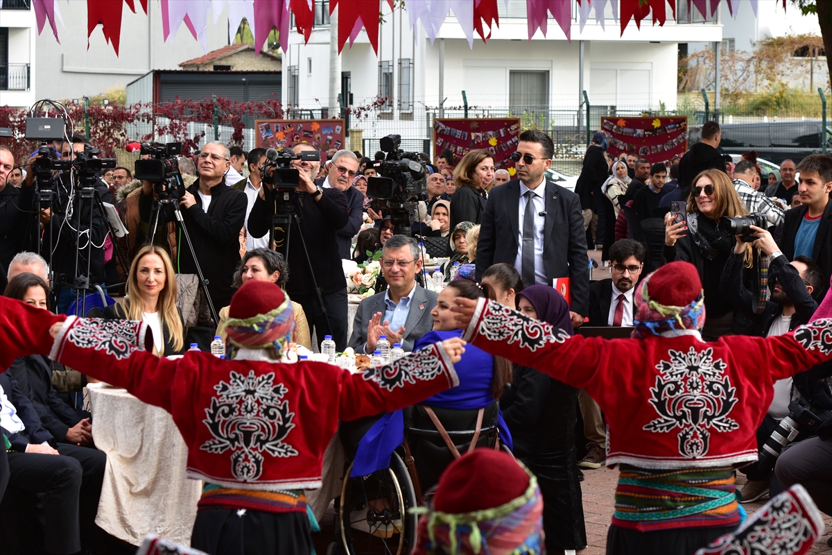 CHP Genel Başkanı Özel, Antalya'da engellilerle bir araya geldi: