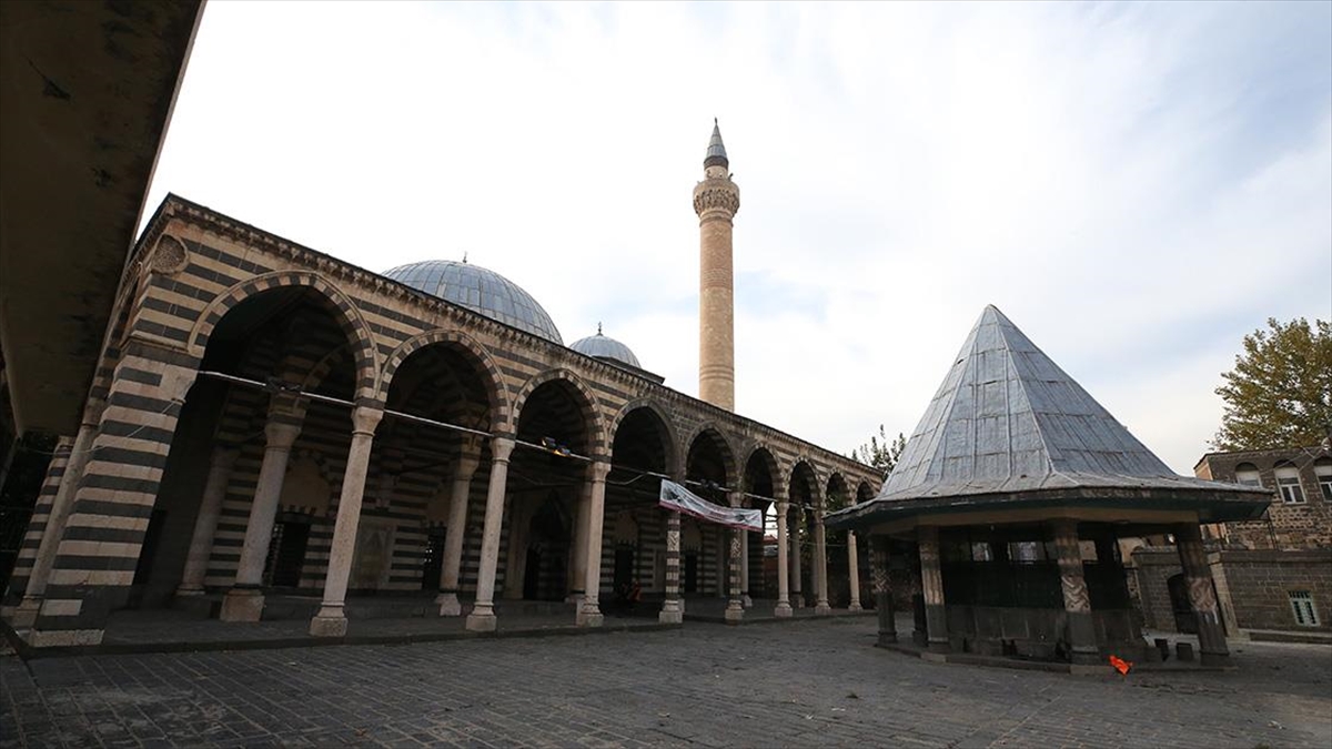 Diyarbakır'da depremde zarar gören 12 tarihi yapının restorasyonu için çalışma yapılıyor