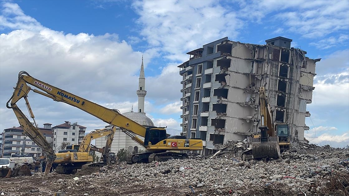 Hatay'da depremlerde ağır hasar alan 4 bina kontrollü yıkıldı