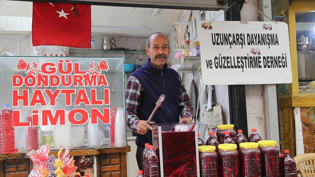 Hatay'da işletmeleri ayakta kalan Uzun Çarşı esnafının normalleşme çabaları sürüyor