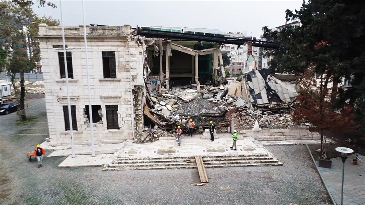 Hatay'ın Türkiye'ye katılımının oylandığı valilik binası depremin izlerinden kurtarılıyor