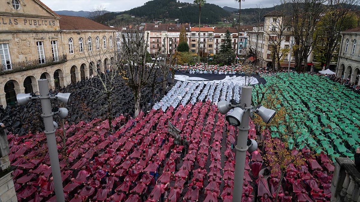 İspanya'da 1937'de bombalanan Guernica'da yüzlerce kişi insan mozaiği oluşturarak Filistin'e destek verdi