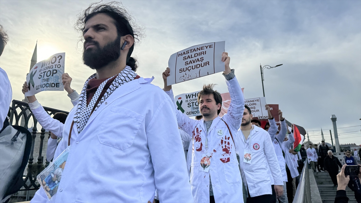 İstanbul'da hekimler Gazze için sessiz yürüyüş düzenledi