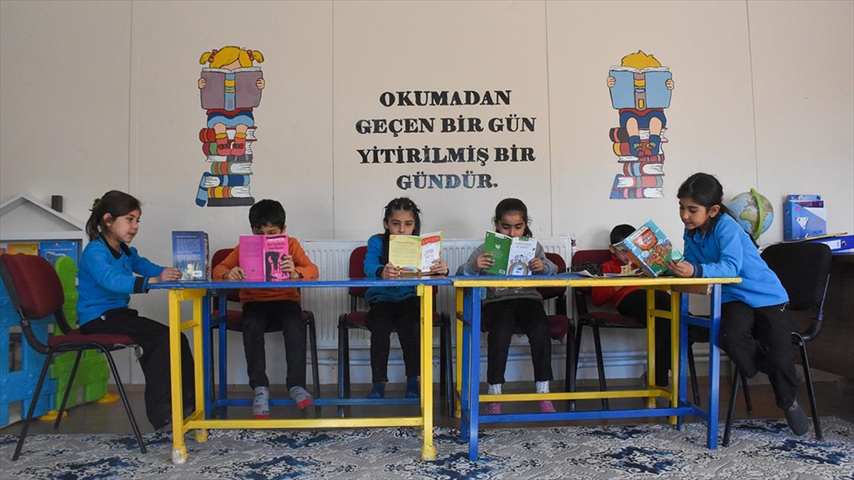 Öğretmenler atıl konteyneri öğrenciler için kütüphane ve etkinlik alanına dönüştürdü