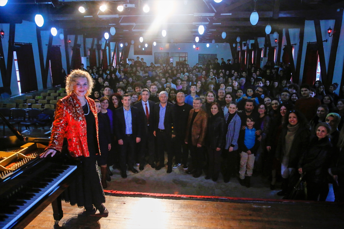 Piyanist Gülsin Onay Antalya'da resital verdi, söyleşiye katıldı