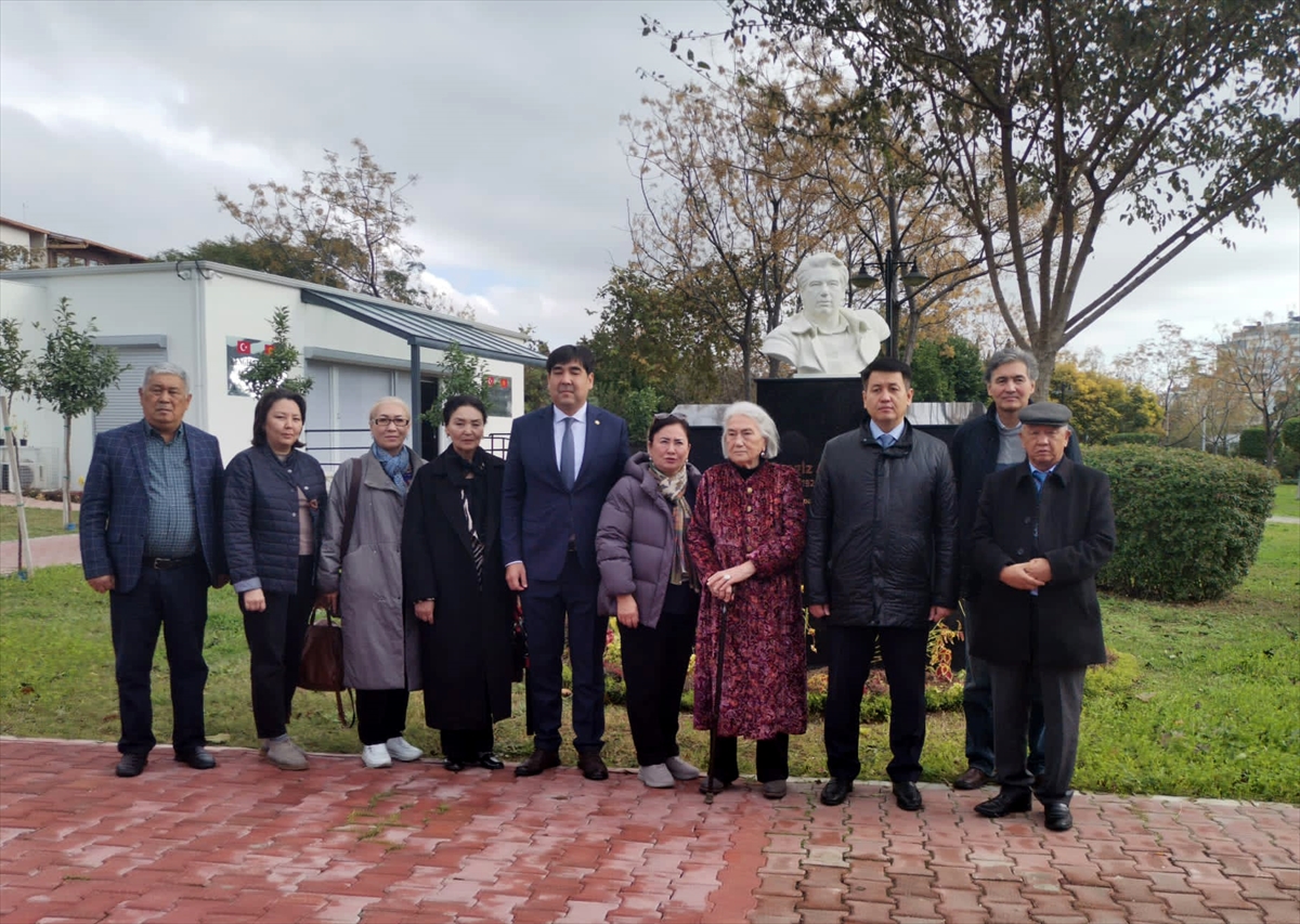 Roza Aytmatova'dan Antalya'da ağabeyinin adını taşıyan kütüphaneye ziyaret