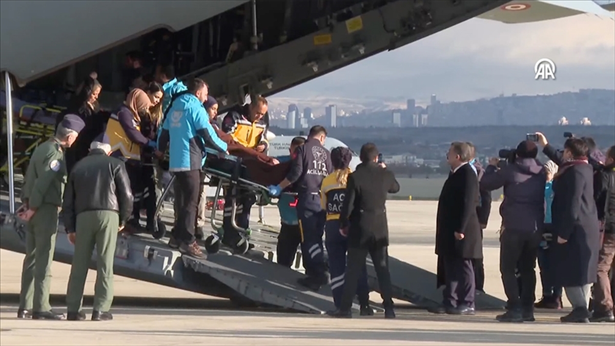 Sağlık Bakanı Koca, 68 Gazzeli hastanın Türkiye'ye getirileceğini açıkladı