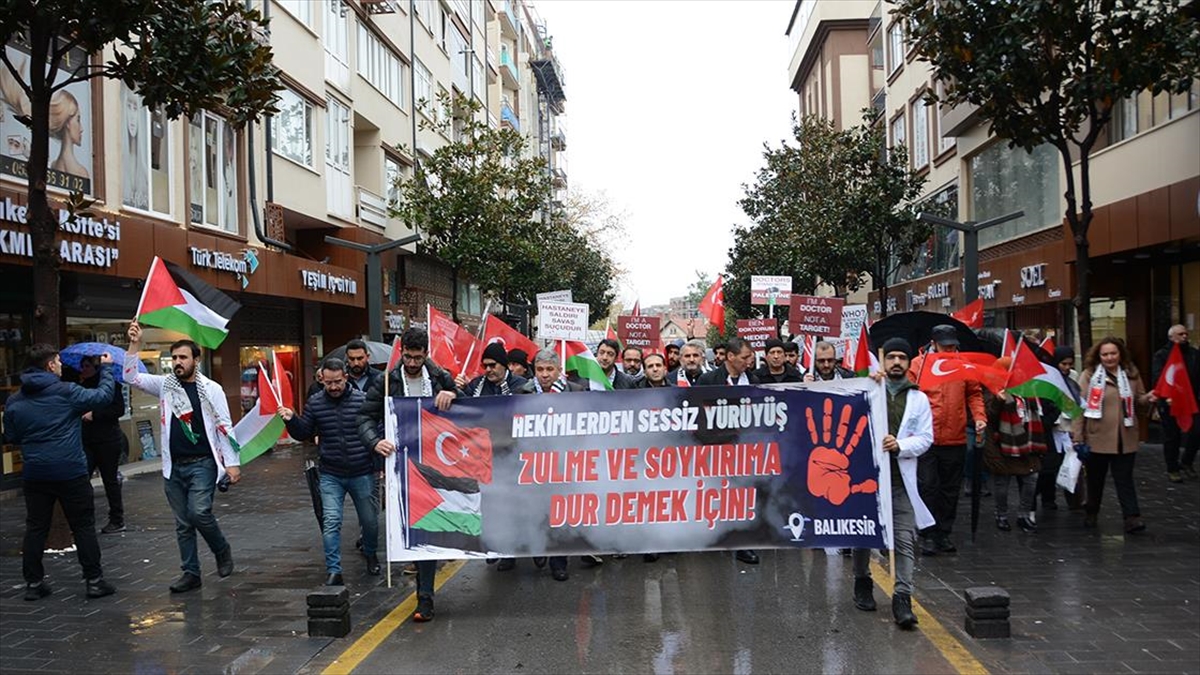 Sağlık çalışanlarından Filistin için “sessiz yürüyüş”