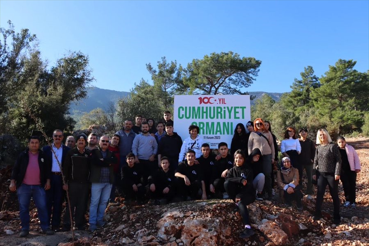 Serik'te lise öğrencileri fidanları toprakla buluşturdu